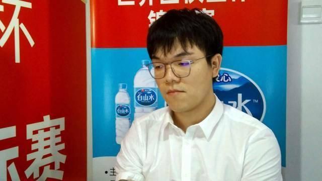 若何看著他人流血，本身卻財源滾滾？一個古惑生意人（森姆積遜飾）成立殘酷網站，專門叫人打個死往活來。他的最新棋子是被綁架的消防員年夜衛勞德（基倫路斯飾），他被软禁，独一前途就是打敗所有對手。為了重獲自由，勞德答應參加一系列殘酷打鬥。他打敗一個個對手，但最嚴峻的挑戰還在前面。勞德不吝接管挑戰，也黑暗準備給這個殘酷遊戲的幕後弄手一個致命打擊。參與表演的還包罗金年夜賢（電視劇〈謎〉）和妮娜杜波芙（電視劇〈吸血新世代〉）